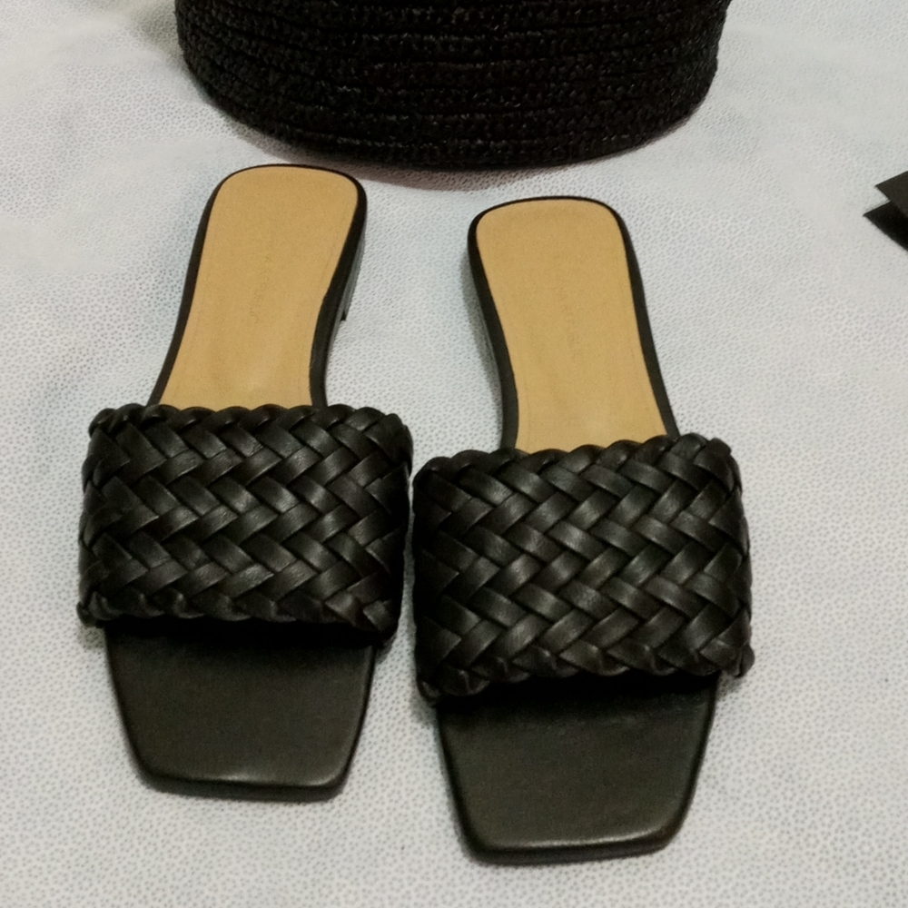 Upper leather flat sandal!